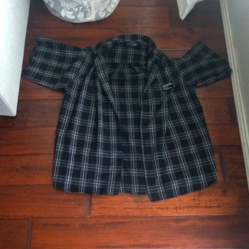 Short sleeve black button up